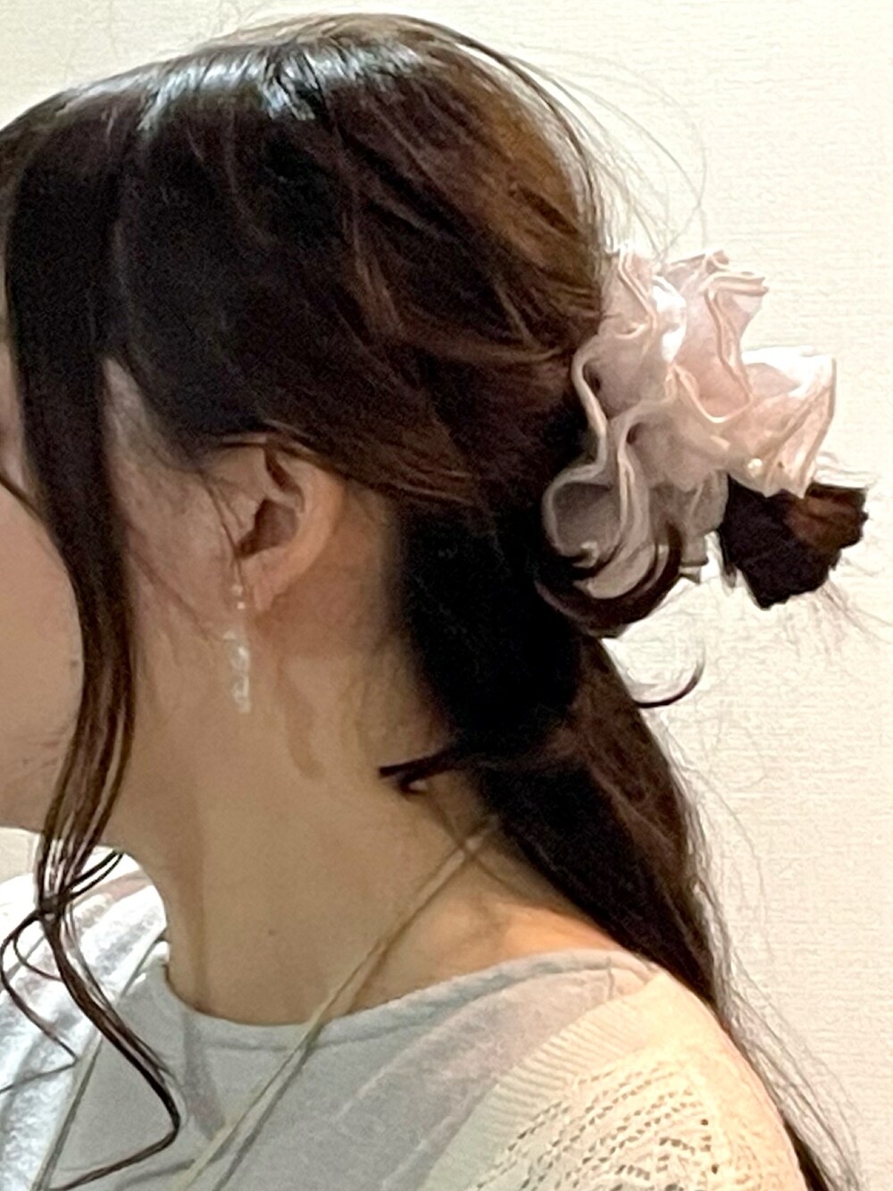 ブルー系のワンピース、ホワイト系のカーディガン/ボレロ、ブルー系のスカートを着用したレディースの春コーディネートの4枚目の写真