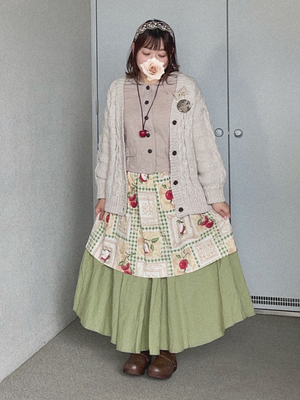 グレー系のシャツ/ブラウス、ホワイト系のニット/セーター、グリーン系のスカートを着用したレディースの春コーディネートの2枚目の写真