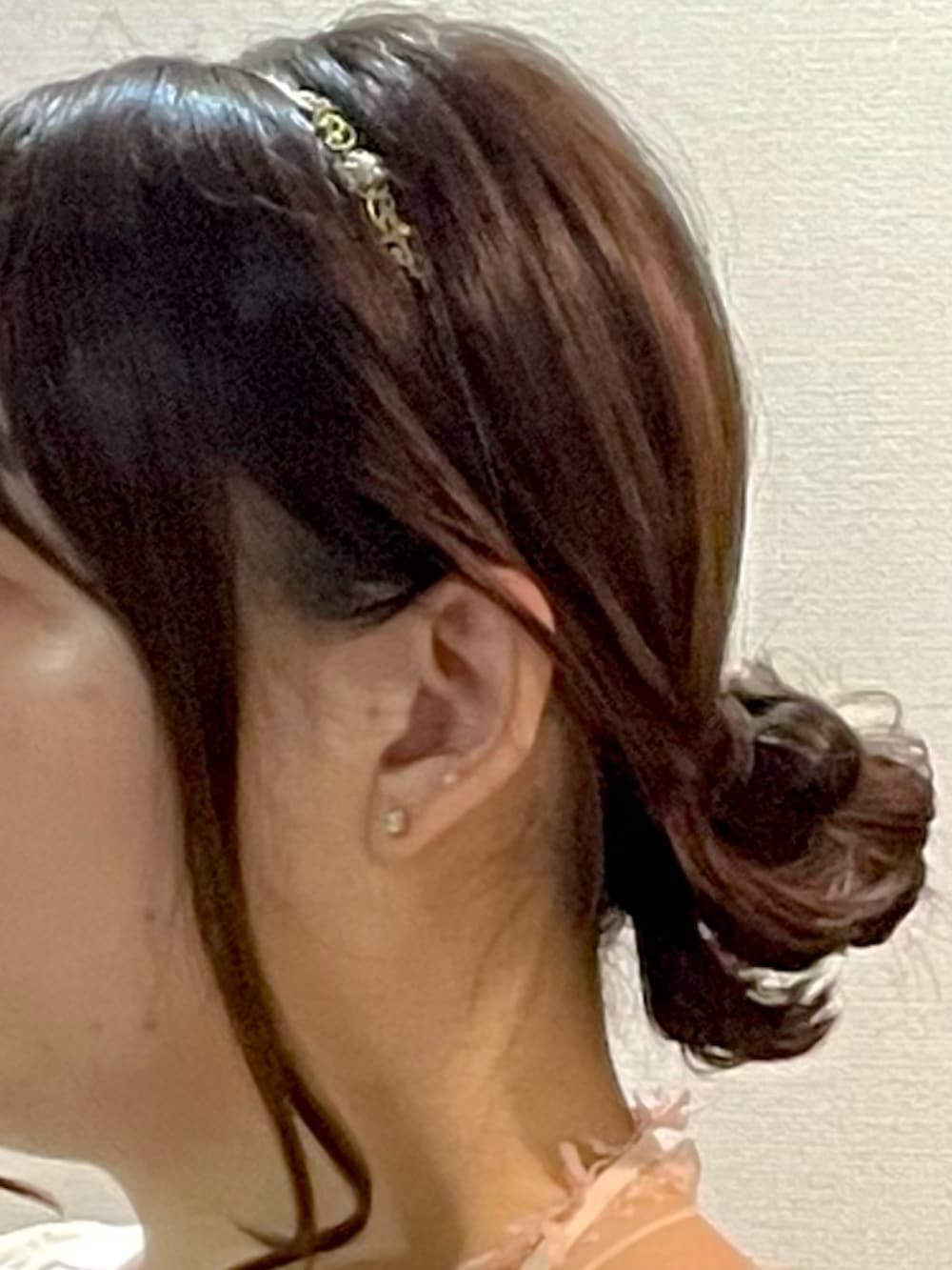 ホワイト系のシャツ/ブラウス、ブラック系のチノパンツ、グレー系のブーティを着用したレディースの冬コーディネートの4枚目の写真