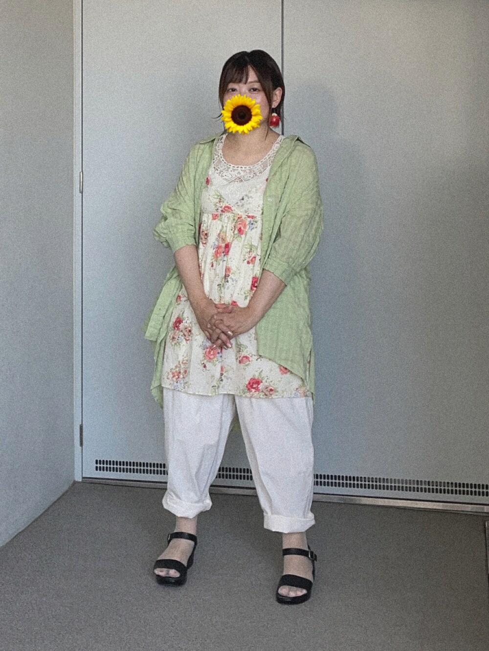 ホワイト系のタンクトップ、ベージュ系のチュニック、ホワイト系のチノパンツを着用したレディースの夏コーディネートの3枚目の写真