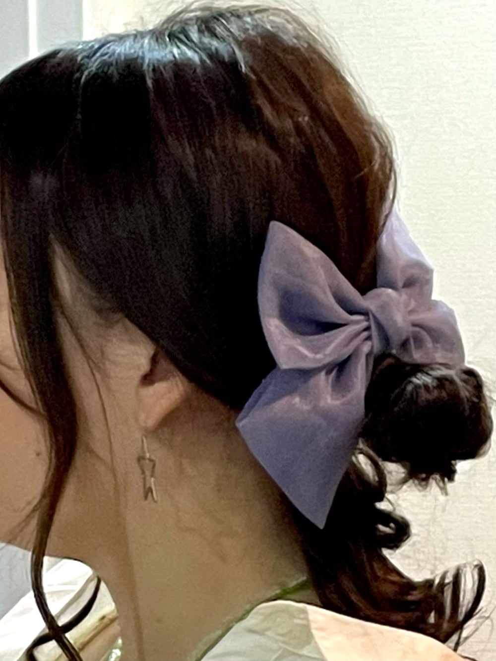 イエロー系のチノパンツ、ホワイト系のシャツワンピース、ベージュ系のチュニックを着用したレディースの夏コーディネートの4枚目の写真