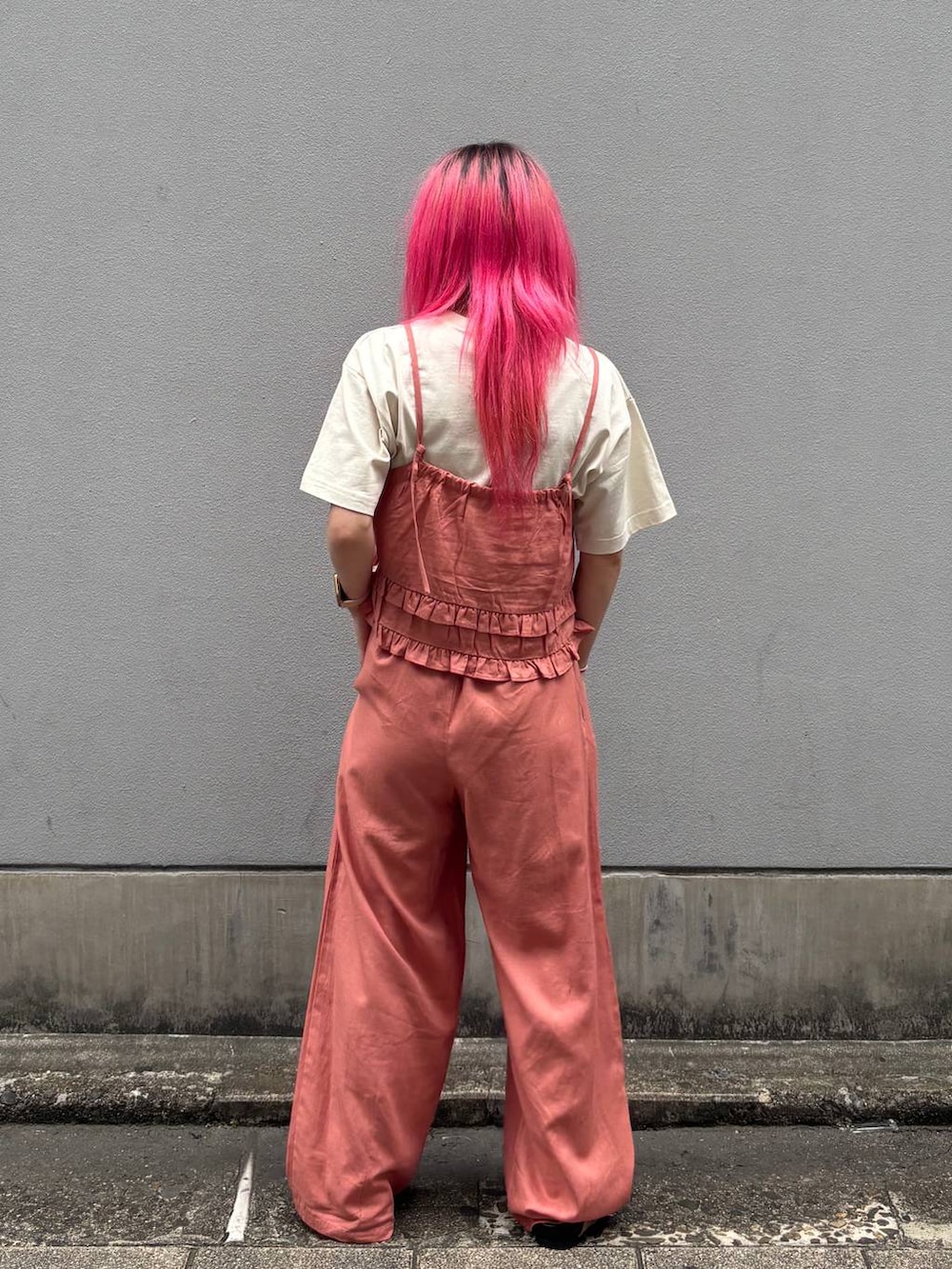 ベージュ系のモカシン/デッキシューズ、ホワイト系のTシャツ/カットソー、レッド系のキャミソールを着用したレディースの春コーディネートの4枚目の写真