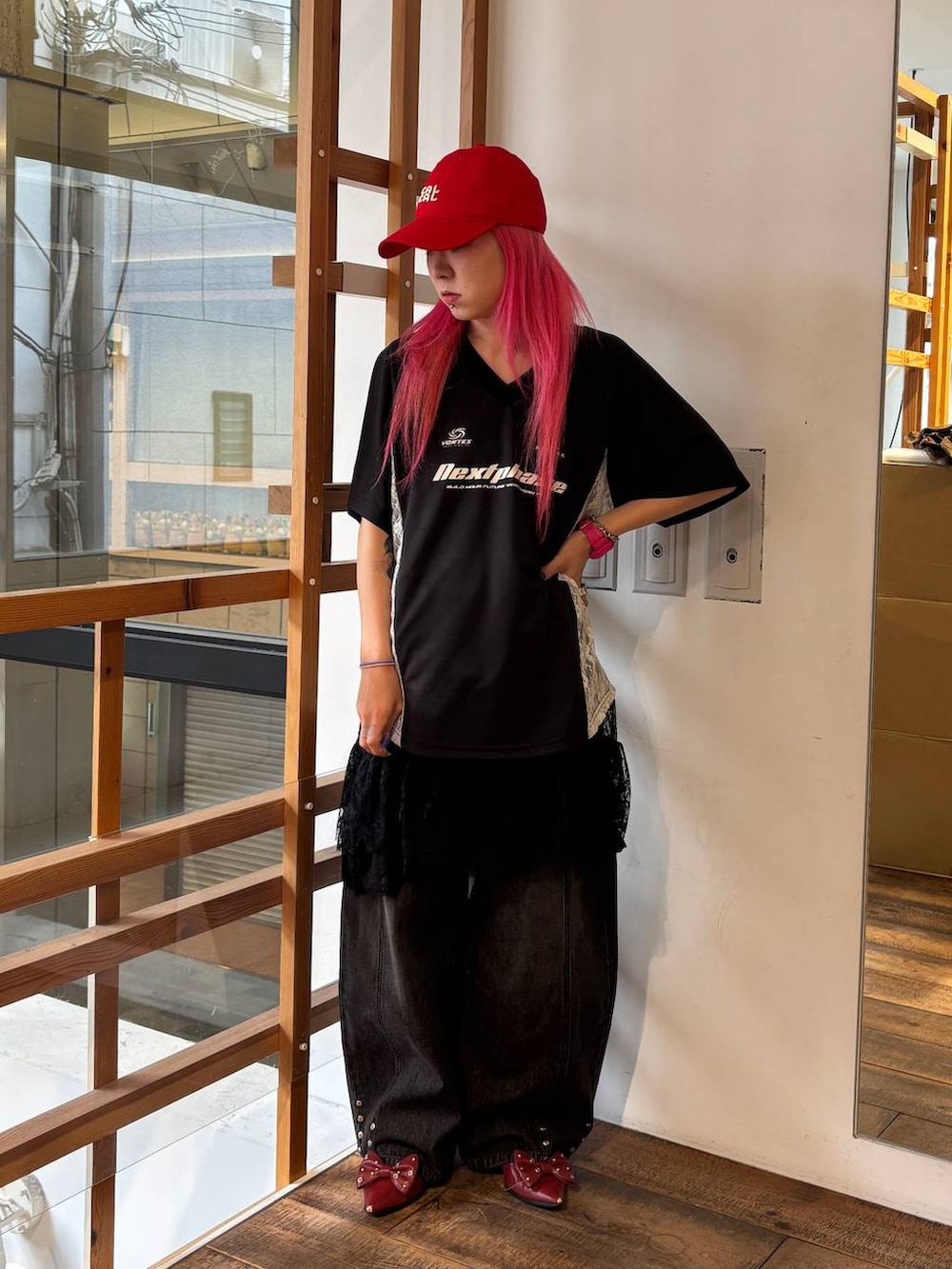 ブラック系のワンピース、ブラック系のTシャツ/カットソー、グレー系のデニムパンツを着用したレディースの夏コーディネートの7枚目の写真