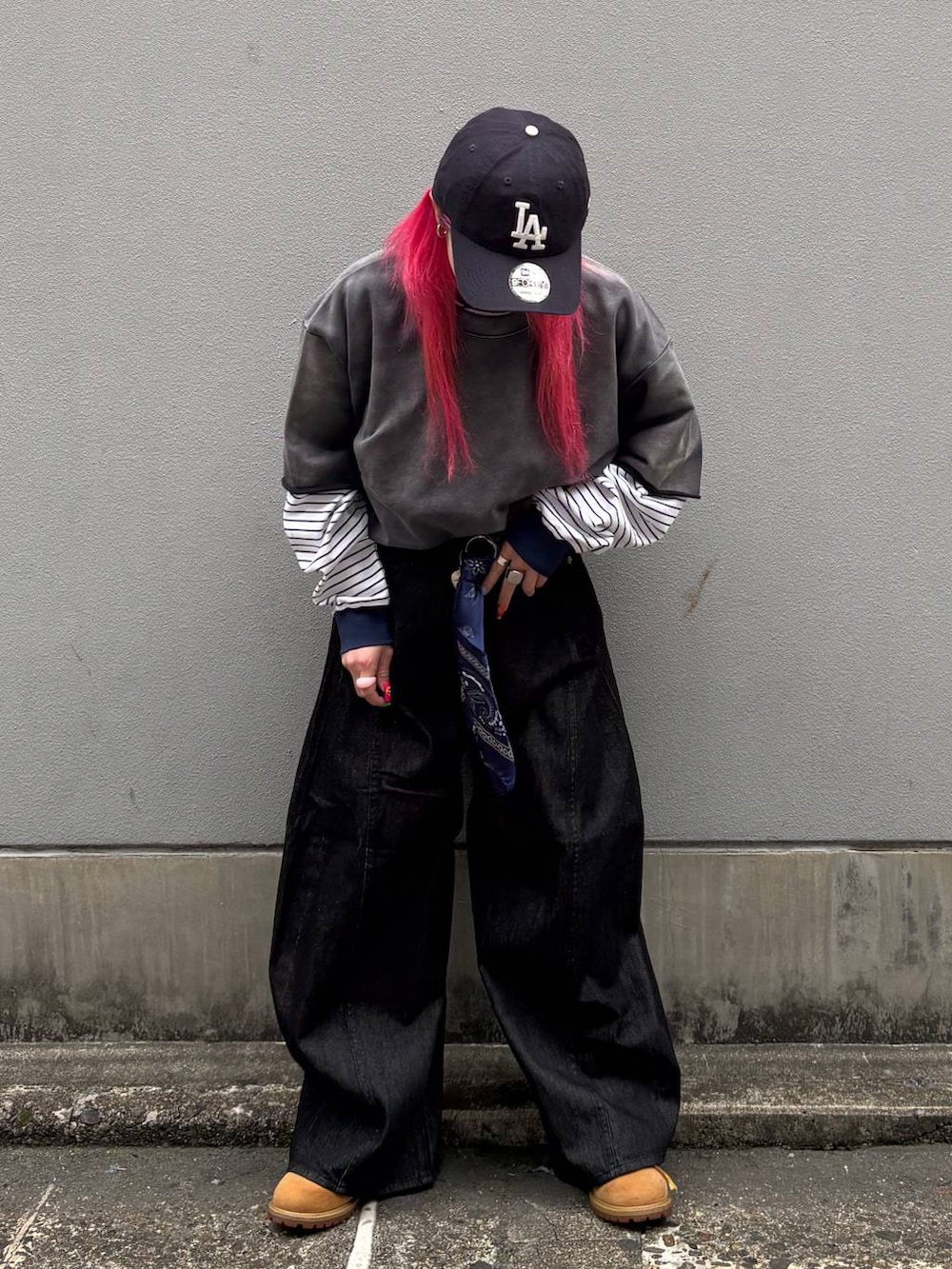 ホワイト系のTシャツ/カットソー、ブラック系のデニムパンツ、ブルー系のキャップを着用したレディースの春コーディネートの9枚目の写真