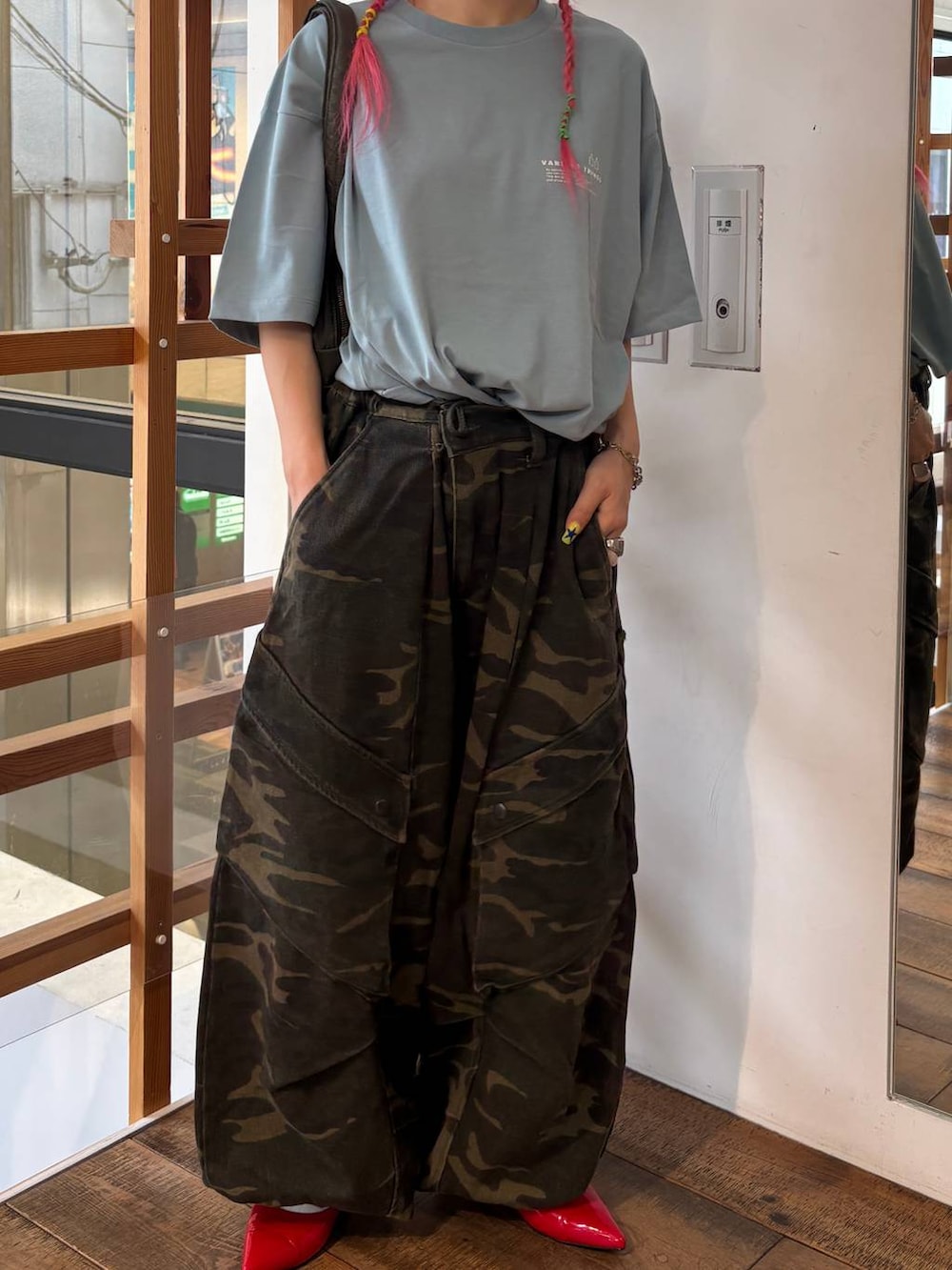 ブルー系のTシャツ/カットソー、レッド系のパンプス、グリーン系のその他パンツを着用したレディースの夏コーディネートの7枚目の写真