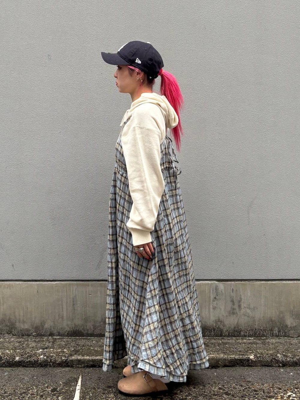 ホワイト系のパーカー、ベージュ系のモカシン/デッキシューズ、ブルー系のワンピースを着用したレディースの春コーディネートの3枚目の写真