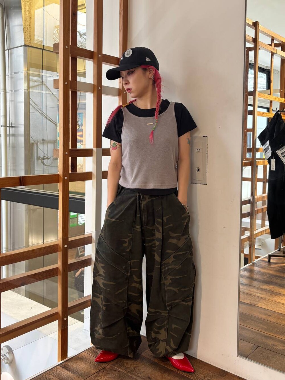 レッド系のパンプス、グリーン系のその他パンツ、ブルー系のTシャツ/カットソーを着用したレディースの夏コーディネートの5枚目の写真