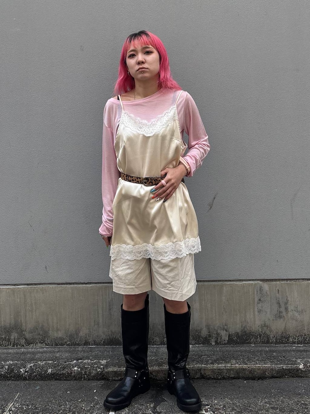 ブラック系のブーツ、ホワイト系のスラックス、ホワイト系のキャミソールを着用したレディースの春コーディネートの5枚目の写真