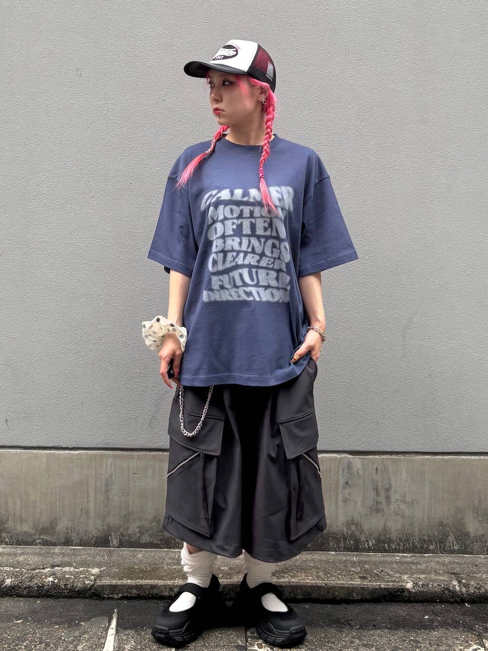 ブラック系のサンダル、グレー系のカーゴパンツ、ブルー系のTシャツ/カットソーを着用したレディースの春コーディネートの6枚目の写真