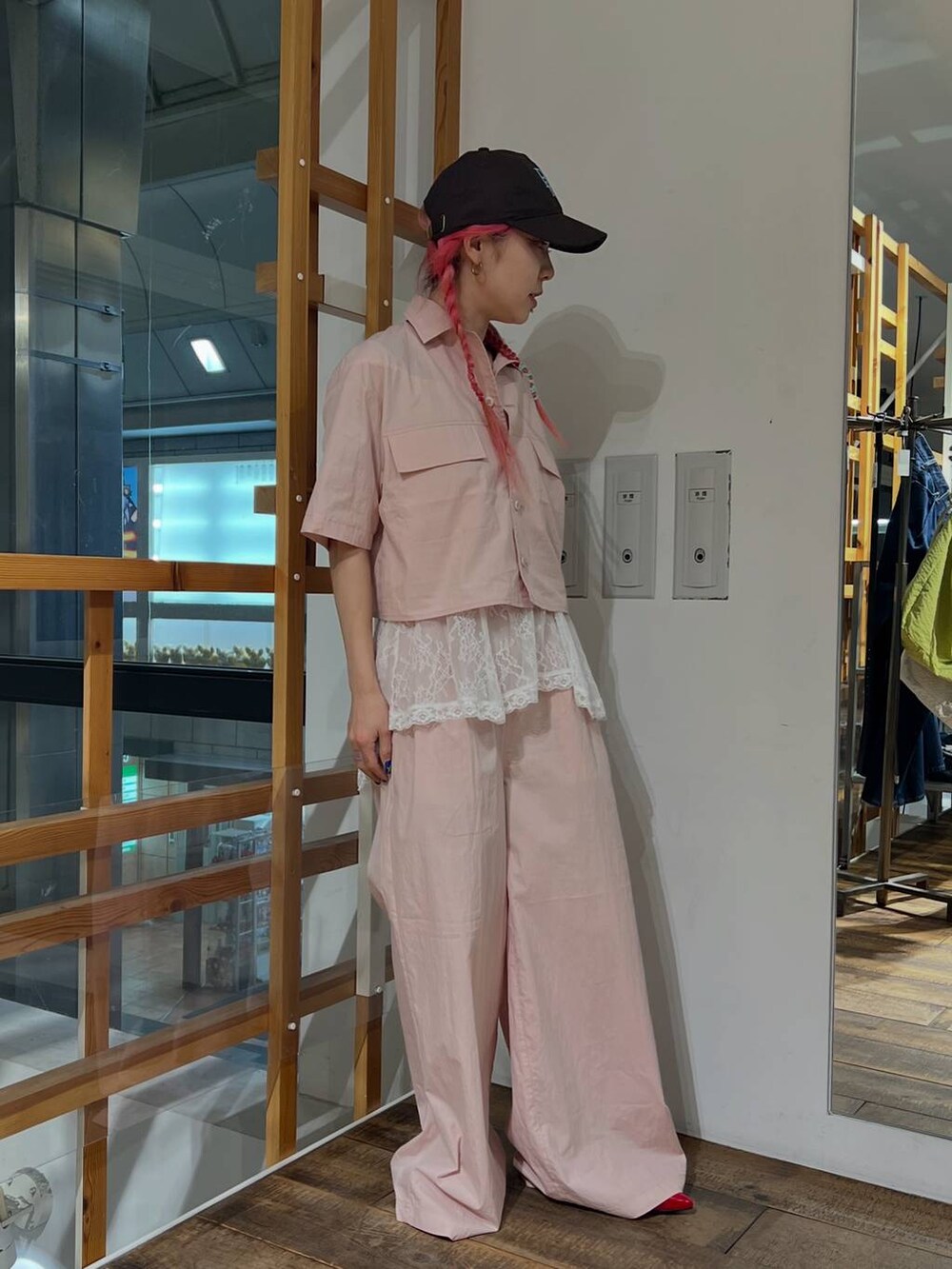 ホワイト系のTシャツ/カットソー、ピンク系のその他パンツ、ピンク系のシャツ/ブラウスを着用したレディースの夏コーディネートの2枚目の写真