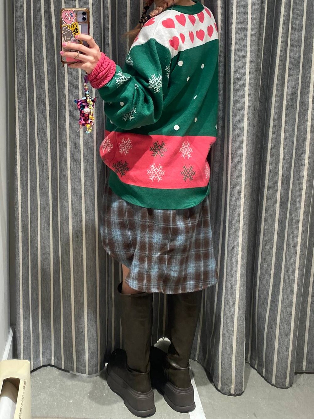 ホワイト系のその他パンツ、ブラウン系のシャツ/ブラウス、グリーン系のニット/セーターを着用したレディースの冬コーディネートの2枚目の写真