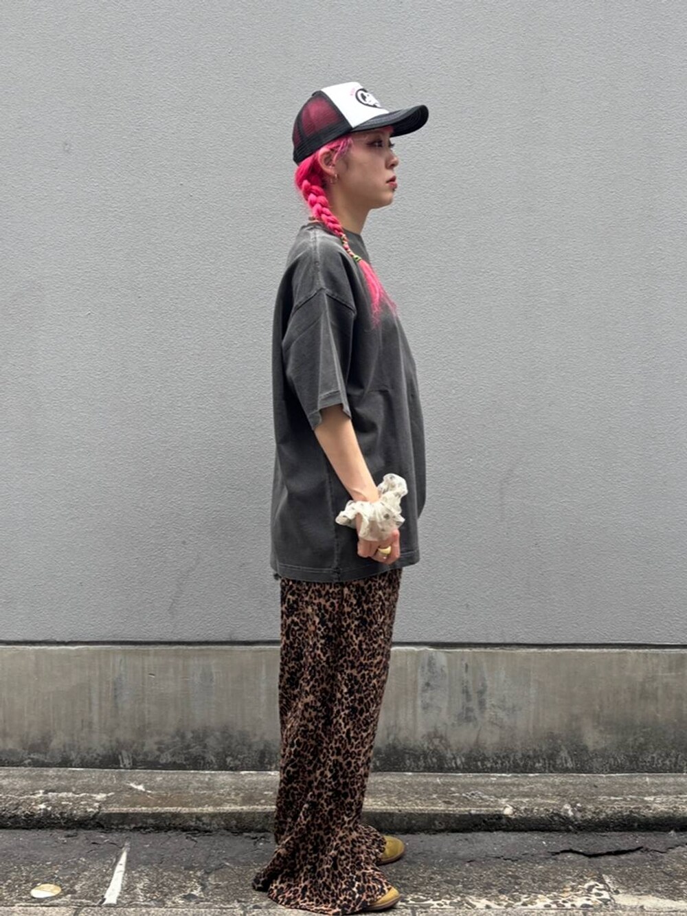 ブラック系のキャップを着用したレディースの夏コーディネートの6枚目の写真