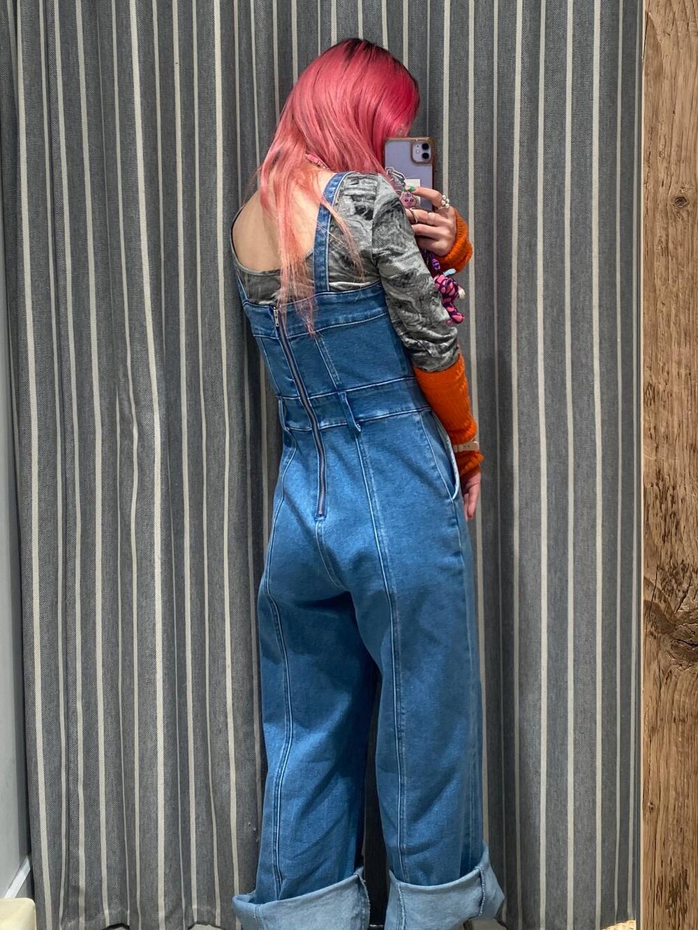 ブルー系のサロペット/オーバーオール、グレー系のTシャツ/カットソーを着用したレディースの冬コーディネートの2枚目の写真