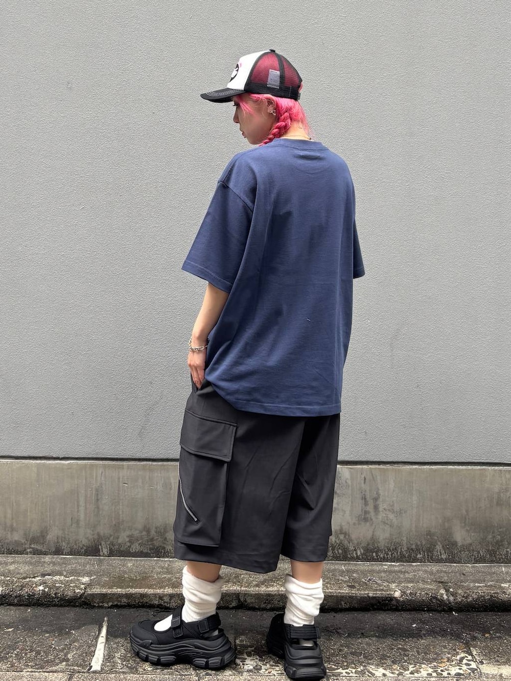ブラック系のサンダル、グレー系のカーゴパンツ、ブルー系のTシャツ/カットソーを着用したレディースの春コーディネートの3枚目の写真