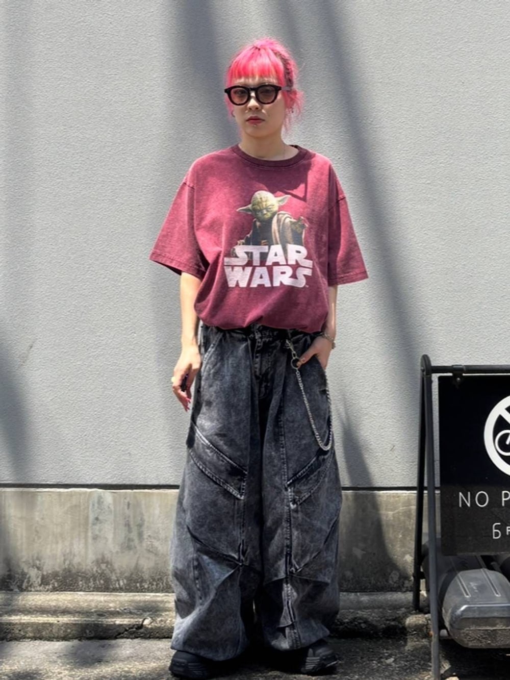 レッド系のTシャツ/カットソーを着用したレディースの夏コーディネートの2枚目の写真