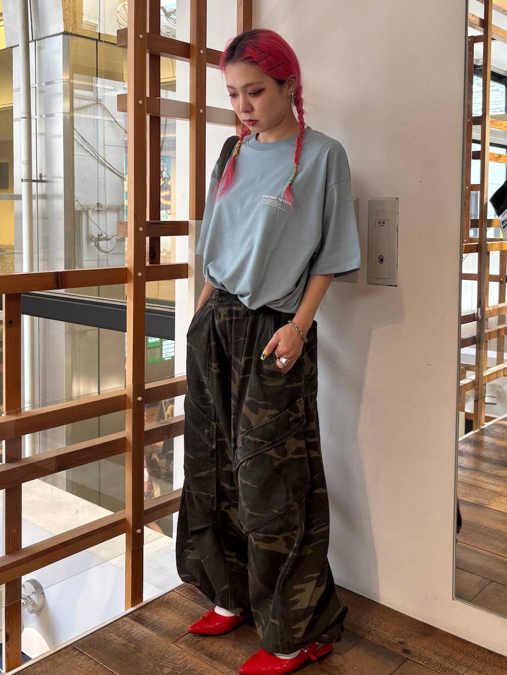 ブルー系のTシャツ/カットソー、レッド系のパンプス、グリーン系のその他パンツを着用したレディースの夏コーディネートの3枚目の写真