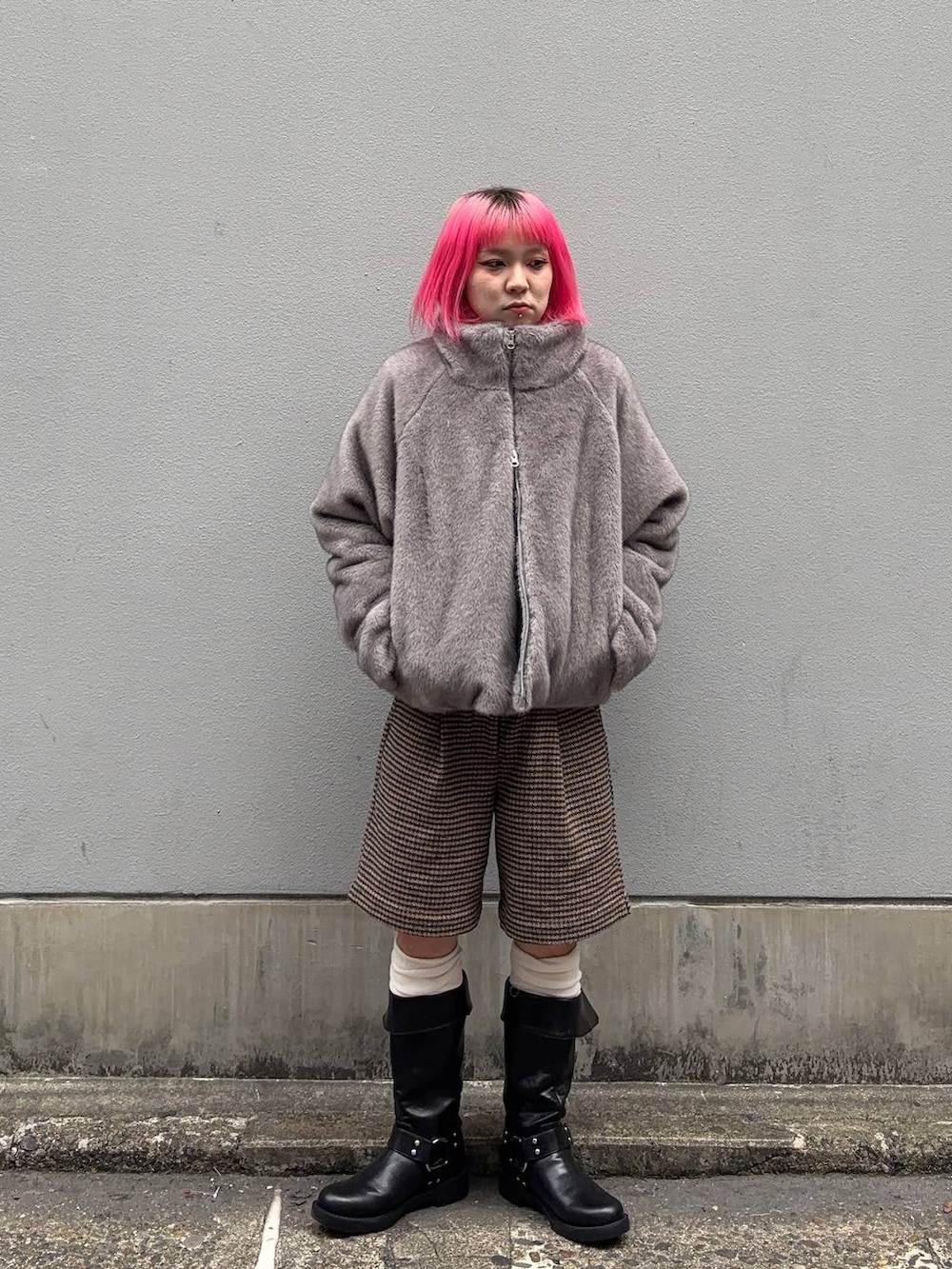 ブラック系のブーツ、グレー系のブルゾン、ブラック系のスウェットを着用したレディースの冬コーディネートの2枚目の写真