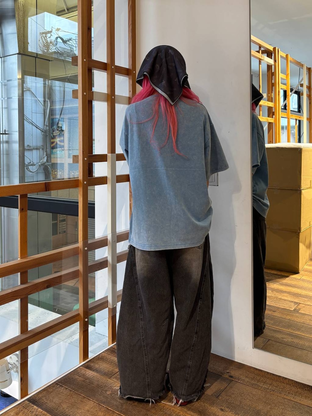 ブルー系のTシャツ/カットソー、ブラック系のデニムパンツを着用したレディースの夏コーディネートの4枚目の写真