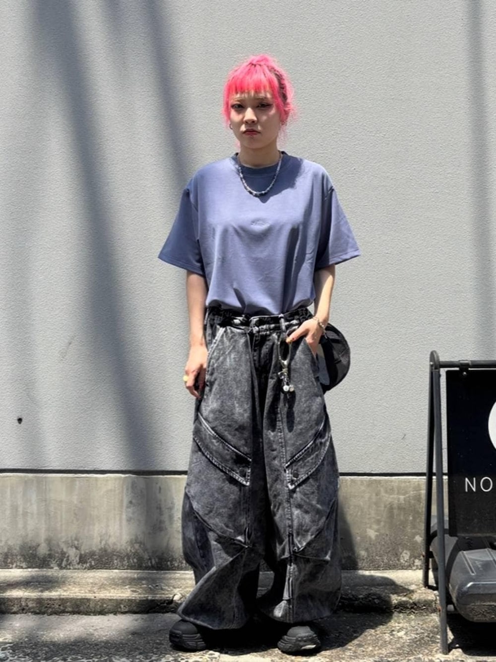 ブラック系のサンダル、ブルー系のTシャツ/カットソー、ブラック系のキャップを着用したレディースの夏コーディネートの5枚目の写真