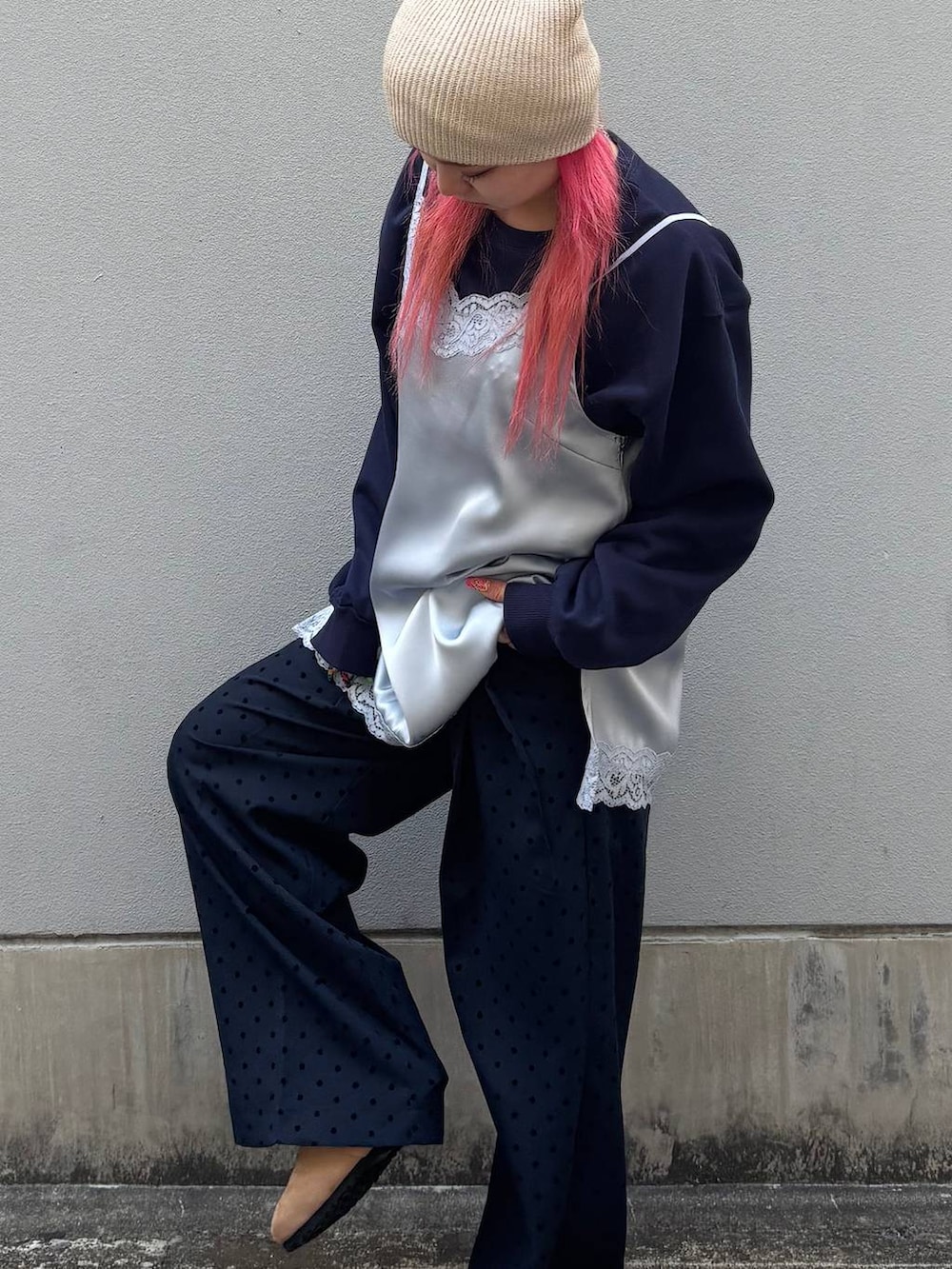 ブルー系のスラックス、ブルー系のキャミソール、ブルー系のスウェットを着用したレディースの春コーディネートの5枚目の写真