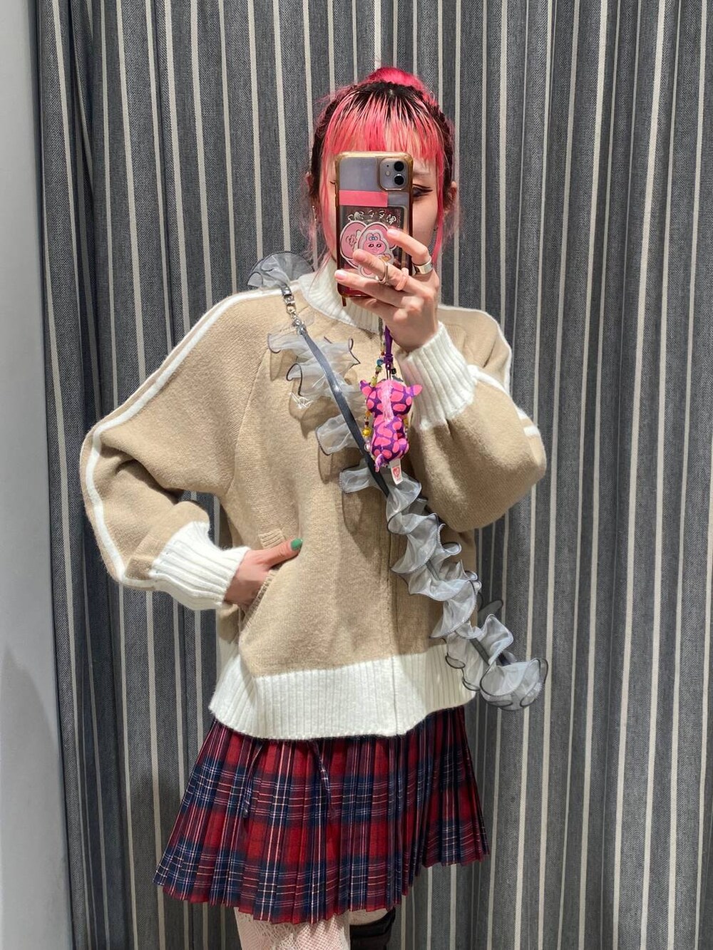 ブラック系のキャミソール、ブラウン系のブーツ、レッド系のスカートを着用したレディースの秋コーディネートの5枚目の写真