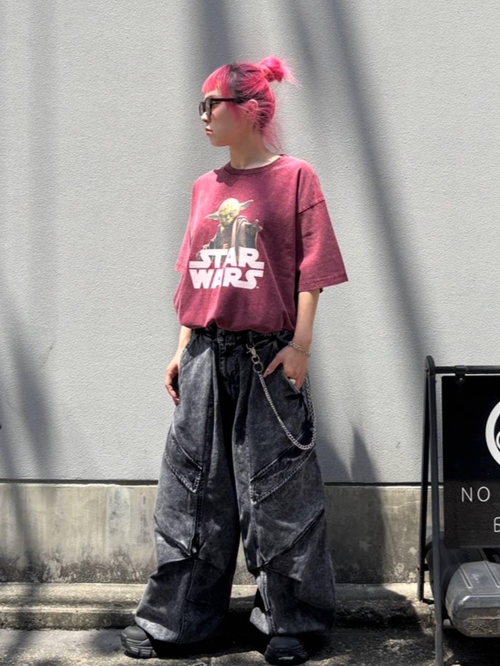 レッド系のTシャツ/カットソーを着用したレディースの夏コーディネートの5枚目の写真