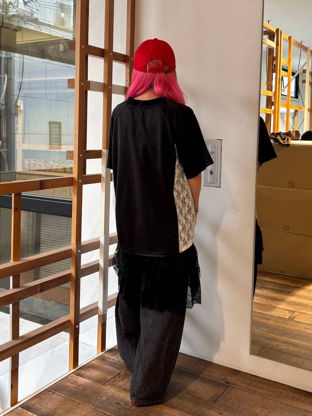ブラック系のワンピース、ブラック系のTシャツ/カットソー、グレー系のデニムパンツを着用したレディースの夏コーディネートの4枚目の写真