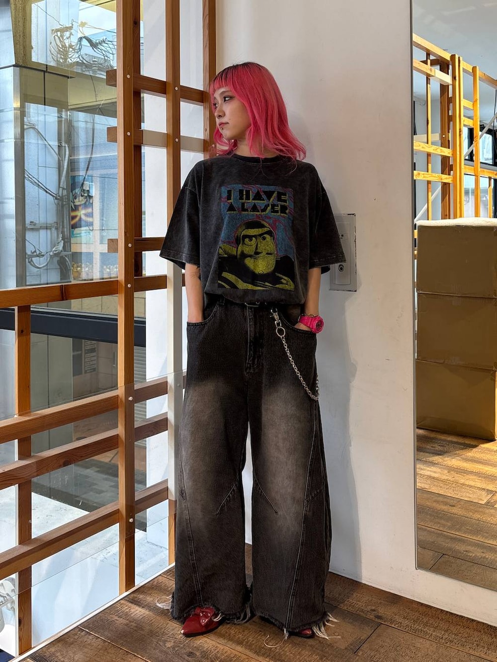 グレー系のTシャツ/カットソー、ブラック系のデニムパンツ、シルバー系のウォレットチェーンを着用したレディースの夏コーディネートの3枚目の写真