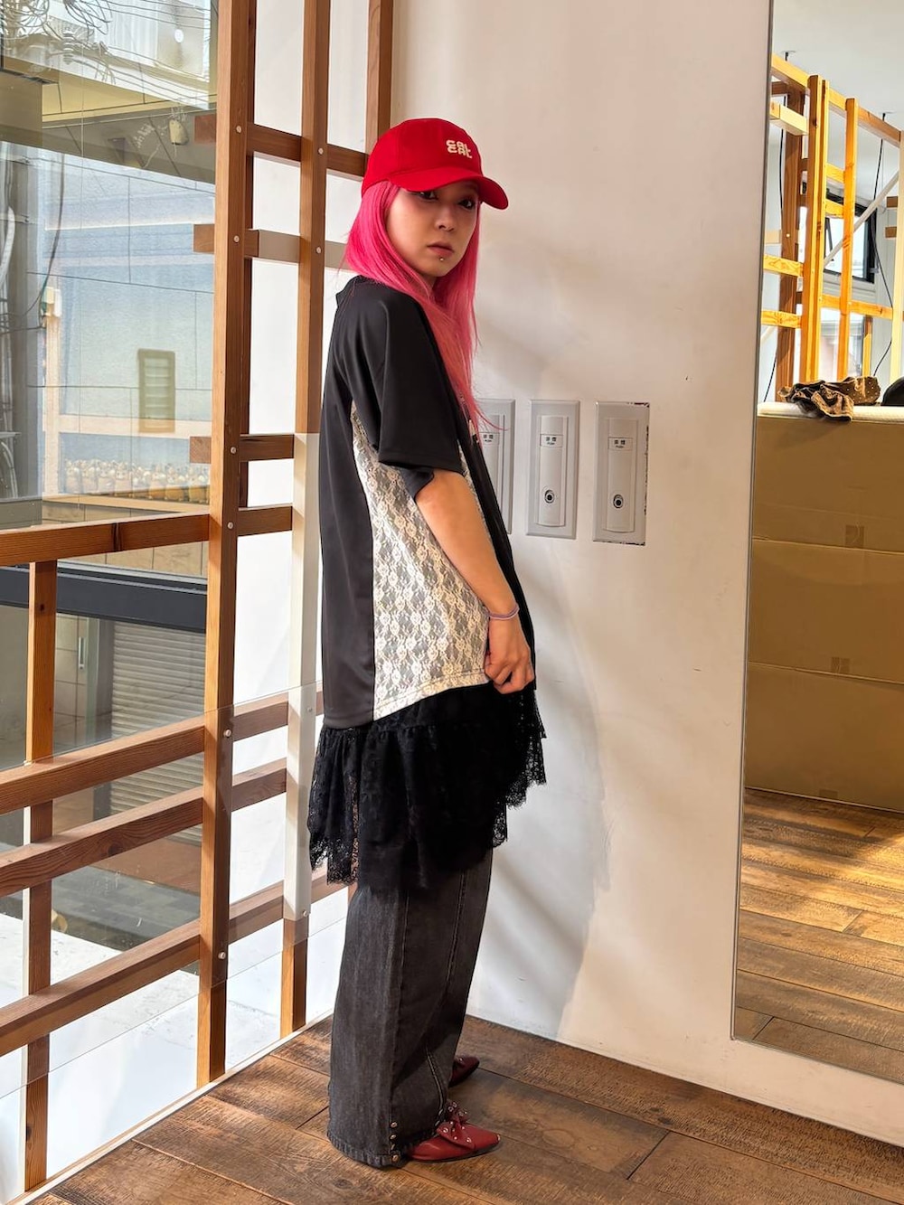 ブラック系のワンピース、ブラック系のTシャツ/カットソー、グレー系のデニムパンツを着用したレディースの夏コーディネートの5枚目の写真