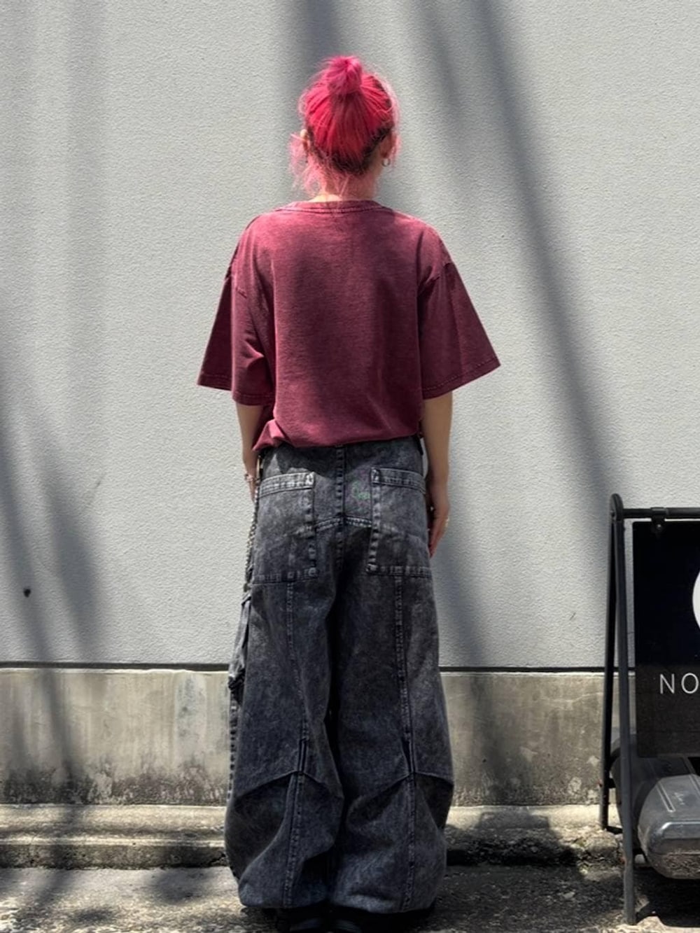 レッド系のTシャツ/カットソーを着用したレディースの夏コーディネートの4枚目の写真