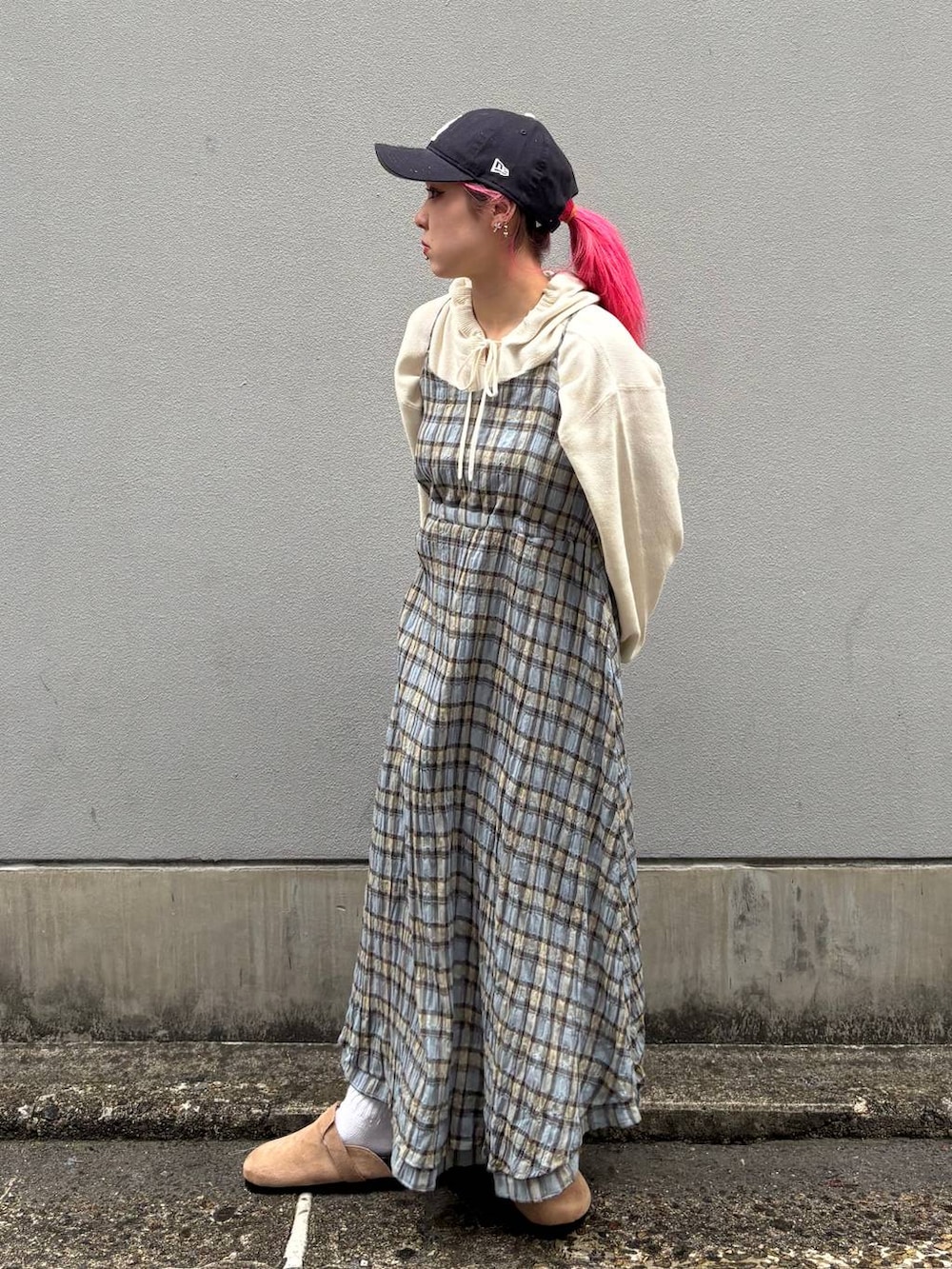 ホワイト系のパーカー、ベージュ系のモカシン/デッキシューズ、ブルー系のワンピースを着用したレディースの春コーディネートの2枚目の写真