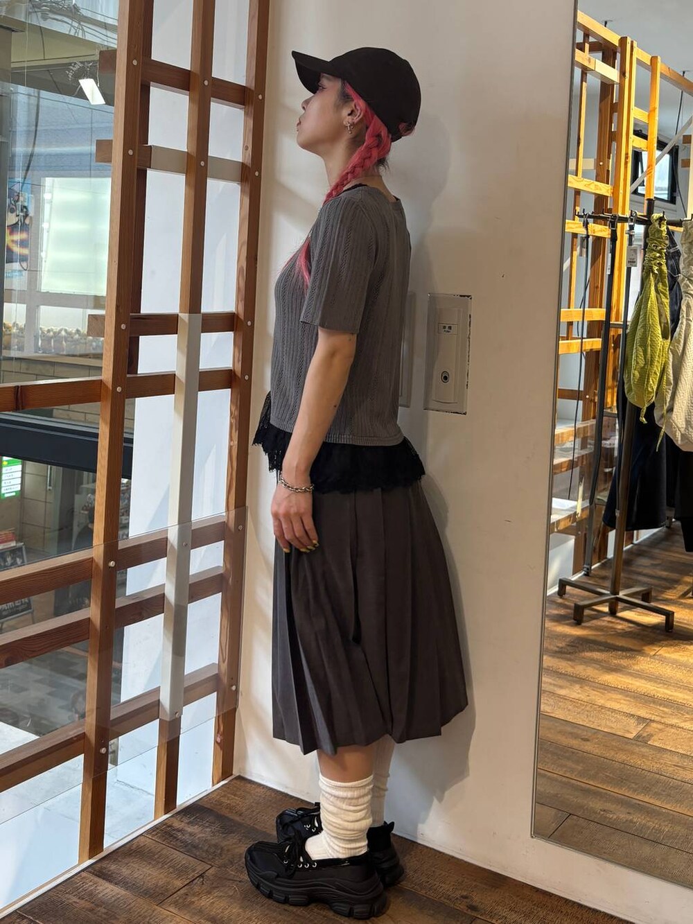 ブラック系のスリッポン、グレー系のTシャツ/カットソー、グレー系のスカートを着用したレディースの夏コーディネートの5枚目の写真