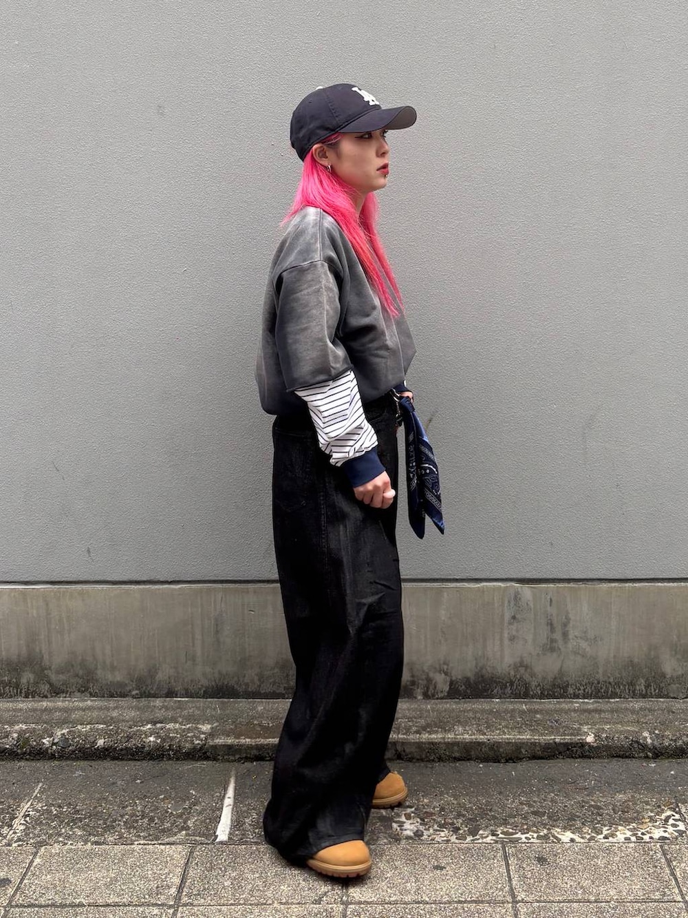 ホワイト系のTシャツ/カットソー、ブラック系のデニムパンツ、ブルー系のキャップを着用したレディースの春コーディネートの8枚目の写真