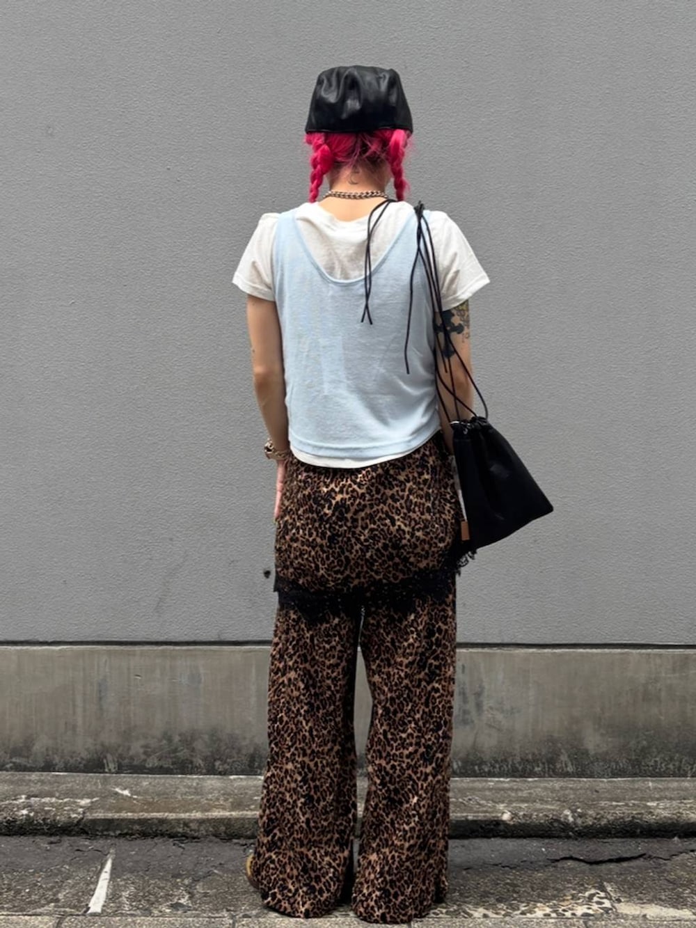 ブラック系のショルダーバッグ、ホワイト系のTシャツ/カットソー、その他のハンチング/ベレー帽を着用したレディースの夏コーディネートの3枚目の写真