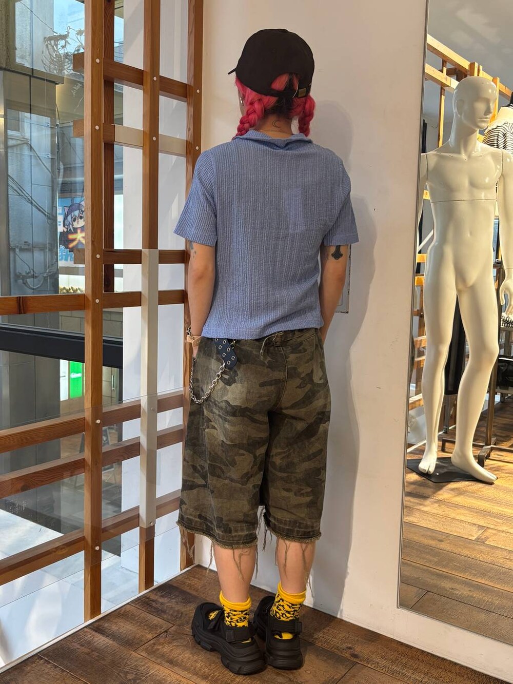 グリーン系のデニムパンツ、ブルー系のポロシャツ、ブラック系のタンクトップを着用したレディースの夏コーディネートの6枚目の写真