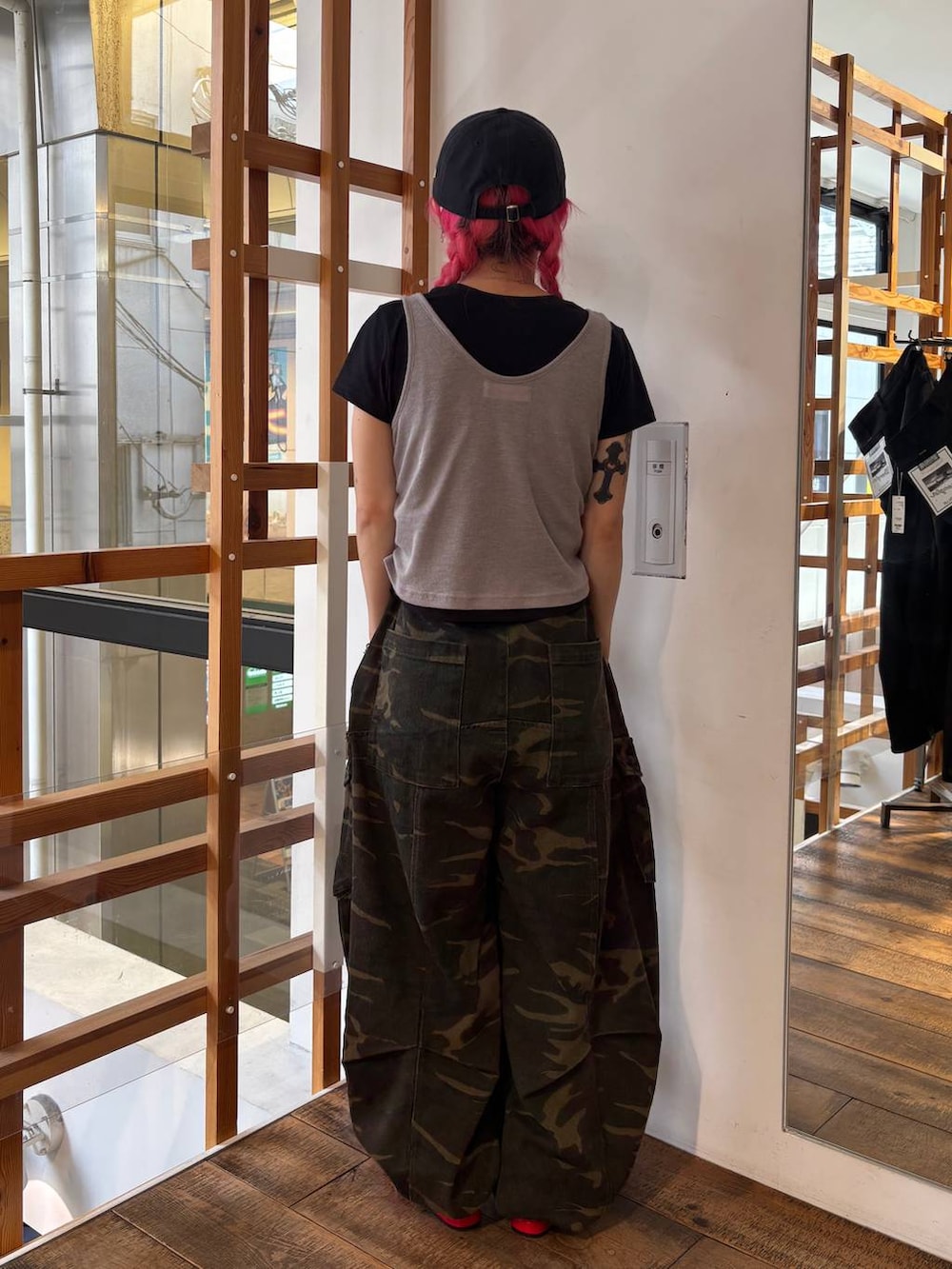 レッド系のパンプス、グリーン系のその他パンツ、ブルー系のTシャツ/カットソーを着用したレディースの夏コーディネートの8枚目の写真