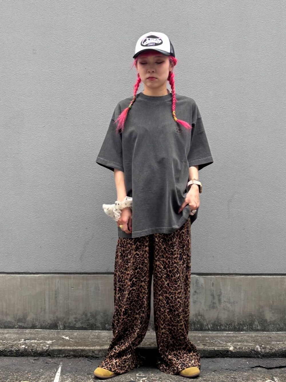 ブラック系のキャップを着用したレディースの夏コーディネートの2枚目の写真