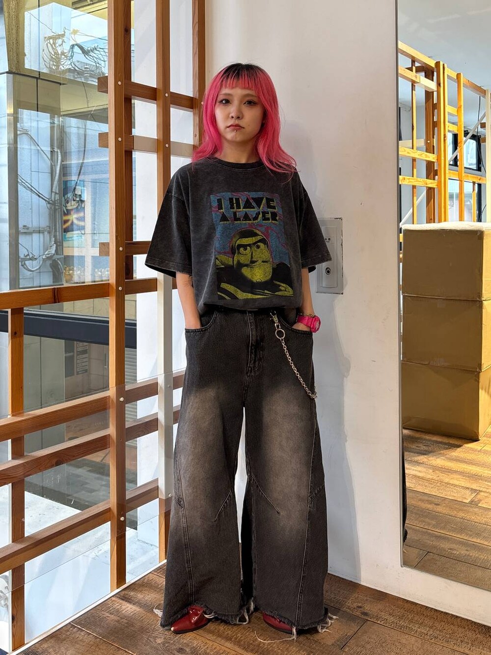 グレー系のTシャツ/カットソー、ブラック系のデニムパンツ、シルバー系のウォレットチェーンを着用したレディースの夏コーディネートの2枚目の写真