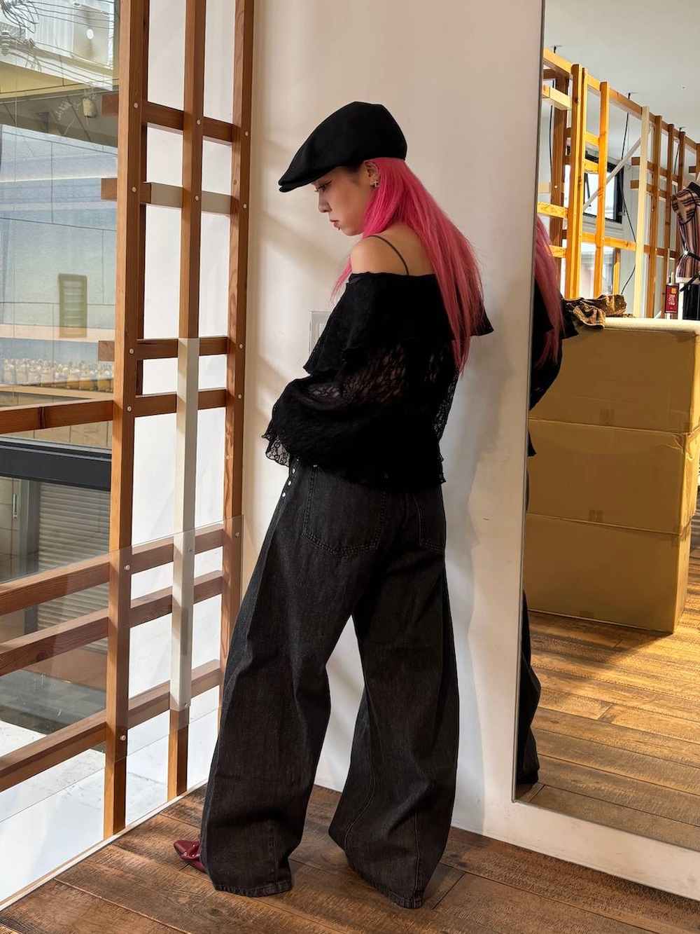 グレー系のデニムパンツ、ブラック系のシャツ/ブラウス、ブラック系のハンチング/ベレー帽を着用したレディースの夏コーディネートの5枚目の写真