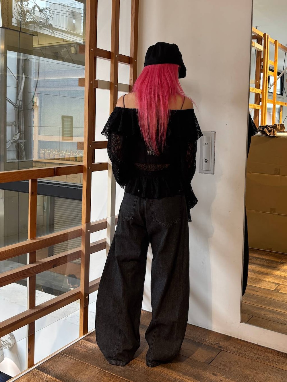 グレー系のデニムパンツ、ブラック系のシャツ/ブラウス、ブラック系のハンチング/ベレー帽を着用したレディースの夏コーディネートの6枚目の写真