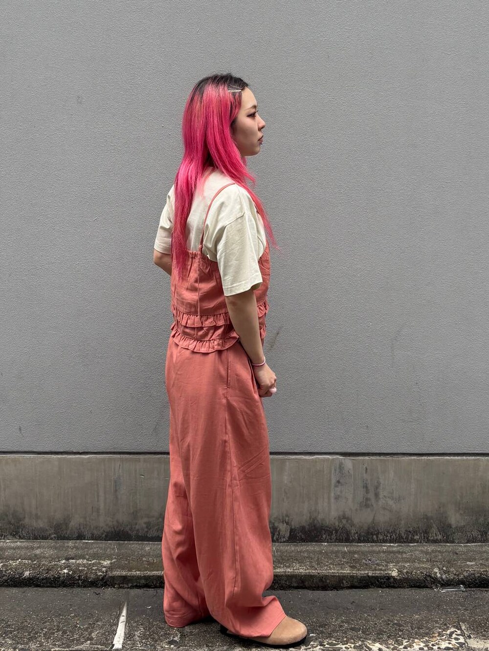 ベージュ系のモカシン/デッキシューズ、ホワイト系のTシャツ/カットソー、レッド系のキャミソールを着用したレディースの春コーディネートの5枚目の写真