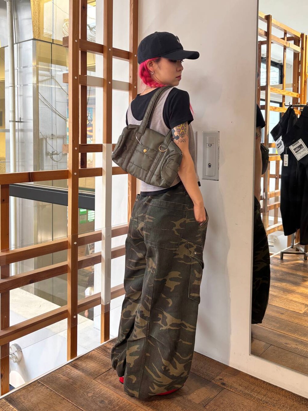 レッド系のパンプス、グリーン系のその他パンツ、ブルー系のTシャツ/カットソーを着用したレディースの夏コーディネートの3枚目の写真
