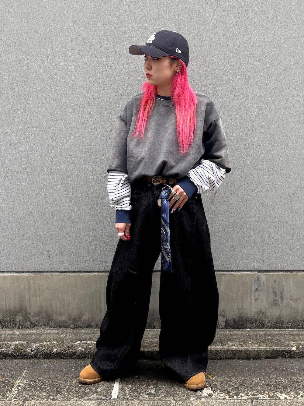 ホワイト系のTシャツ/カットソー、ブラック系のデニムパンツ、ブルー系のキャップを着用したレディースの春コーディネートの2枚目の写真