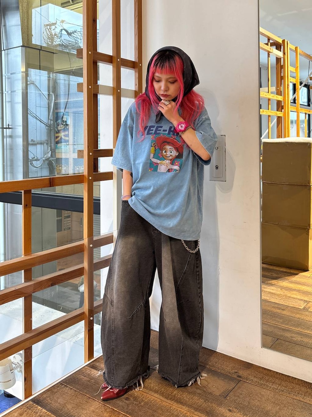 ブルー系のTシャツ/カットソー、ブラック系のデニムパンツを着用したレディースの夏コーディネートの6枚目の写真