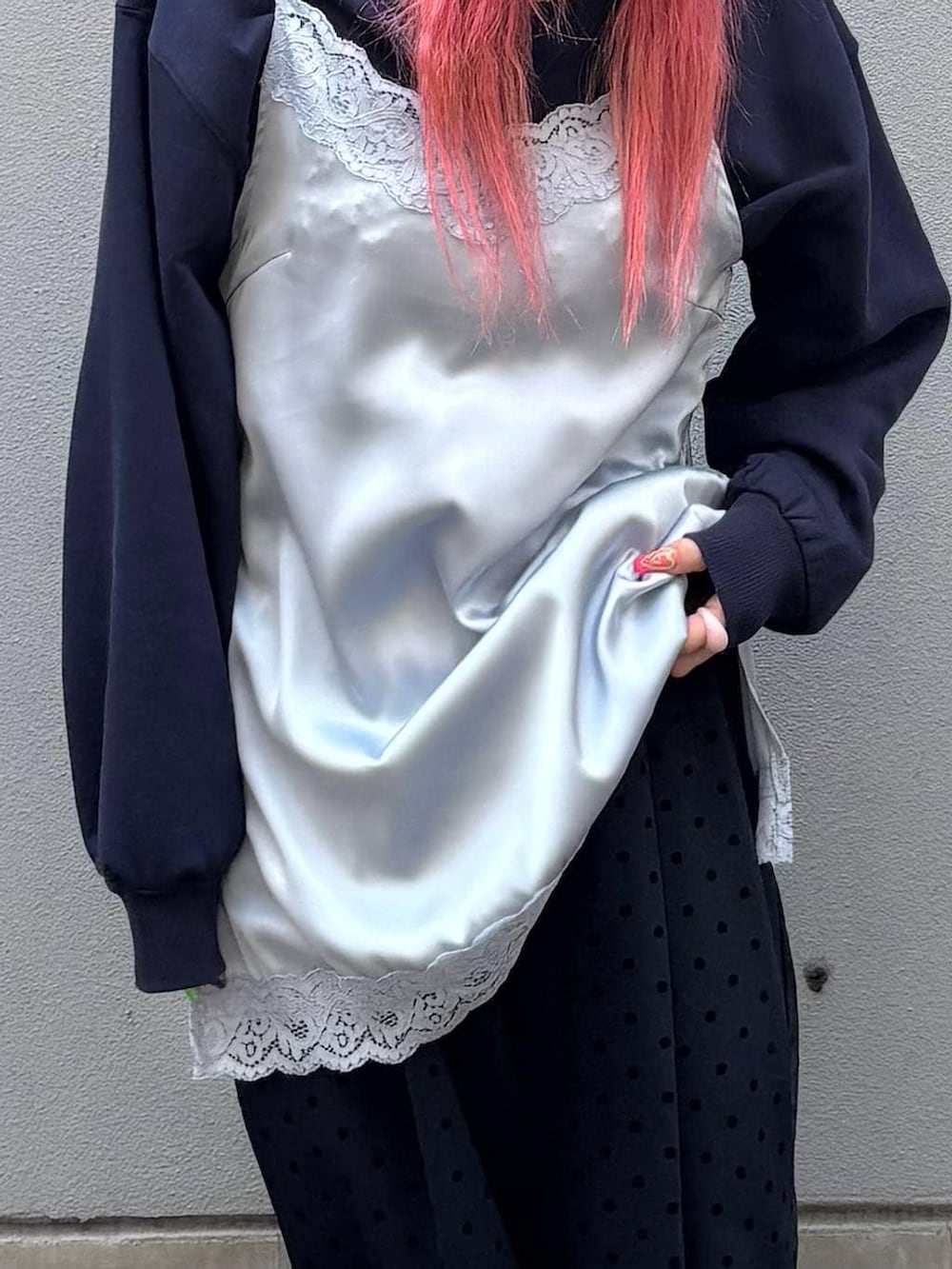 ブルー系のスラックス、ブルー系のキャミソール、ブルー系のスウェットを着用したレディースの春コーディネートの4枚目の写真