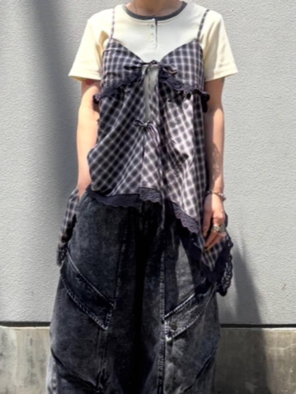 ブラック系のサンダル、ホワイト系のTシャツ/カットソー、ブルー系のキャミソールを着用したレディースの夏コーディネートの6枚目の写真