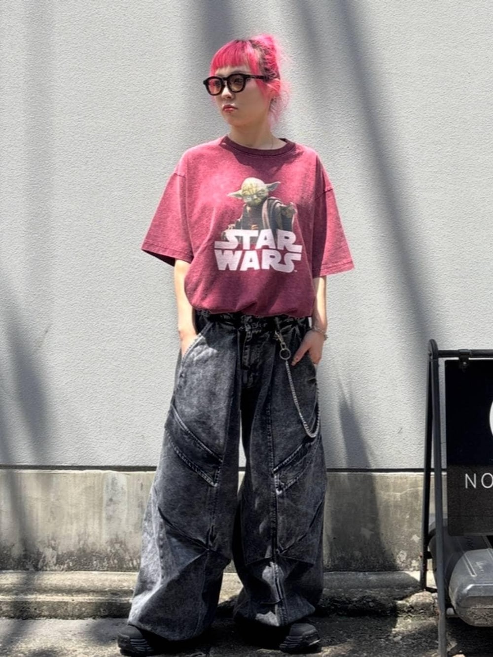 レッド系のTシャツ/カットソーを着用したレディースの夏コーディネートの8枚目の写真