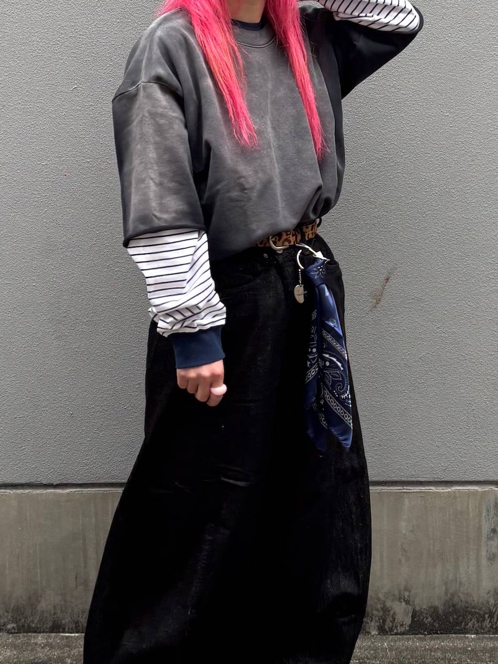 ホワイト系のTシャツ/カットソー、ブラック系のデニムパンツ、ブルー系のキャップを着用したレディースの春コーディネートの5枚目の写真