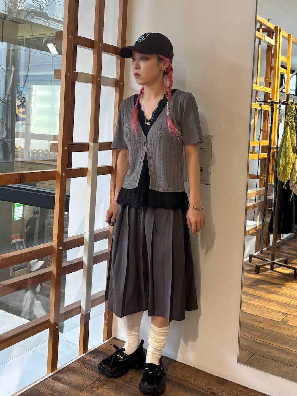 ブラック系のスリッポン、グレー系のTシャツ/カットソー、グレー系のスカートを着用したレディースの夏コーディネートの8枚目の写真