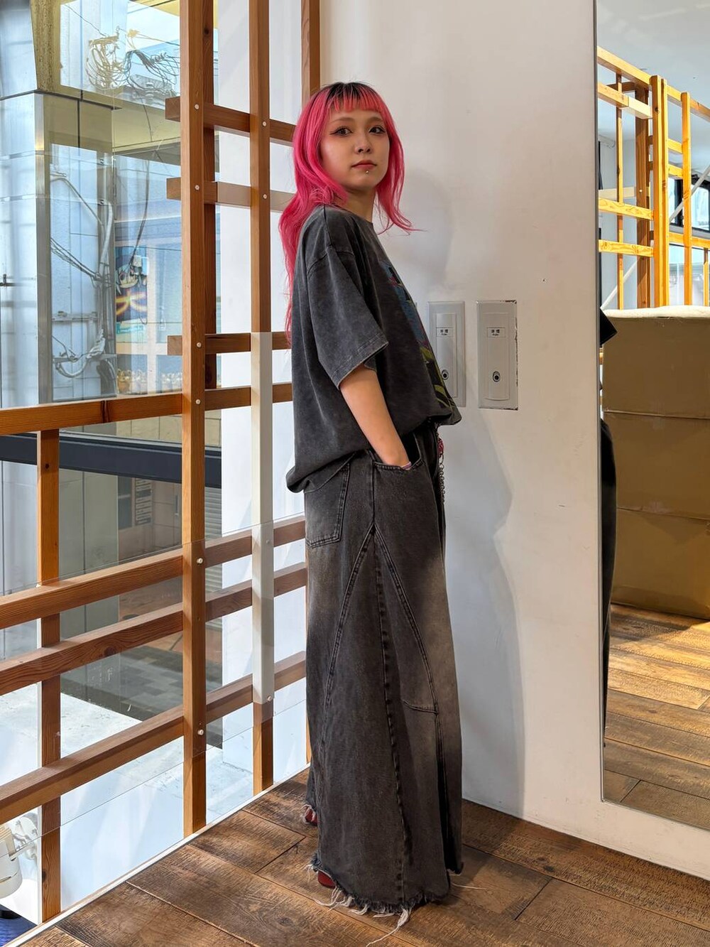 グレー系のTシャツ/カットソー、ブラック系のデニムパンツ、シルバー系のウォレットチェーンを着用したレディースの夏コーディネートの7枚目の写真